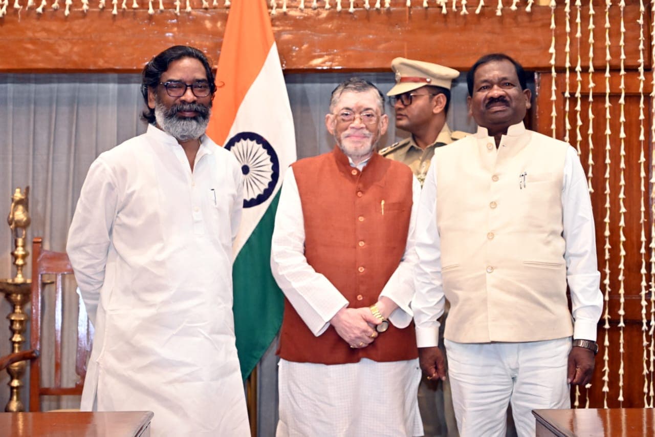 झारखंड के राज्यभवन में राज्यपाल संतोष कुमार गंगवार ने झाखण्ड सरकार में नए मंत्री पद के लिए दिलवाई शपथ, रामदास सोरेन बने झारखंड सरकार में मंत्री....