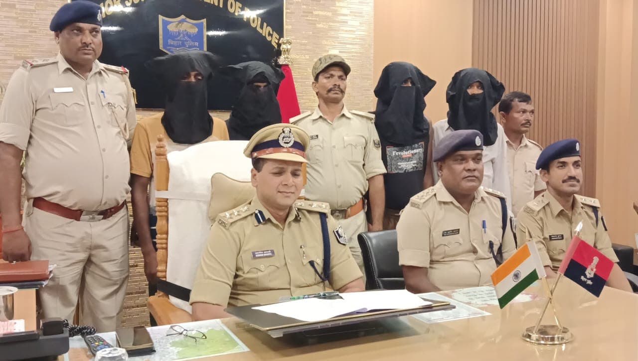 गया पुलिस ने लुटेरा गिरोह का किया खुलासा, हथियार एवं समान के साथ कई अपराधी गिरफ्तार..