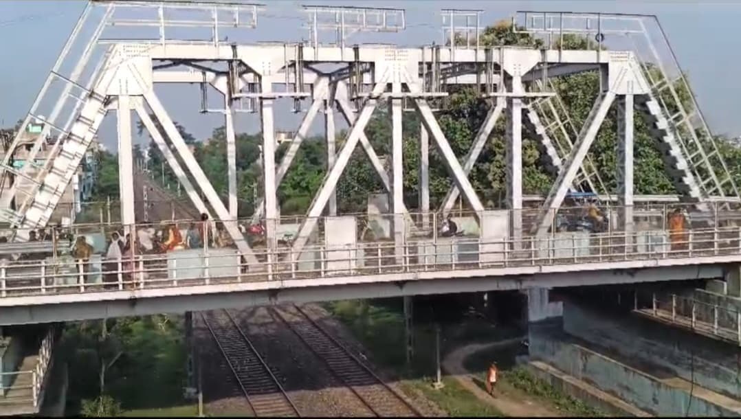 सनसनी :भागलपुर में टोल प्लाजा के पास मिला ट्रक, रेलवे पुल से लटकता मिला ड्राइवर का शव..