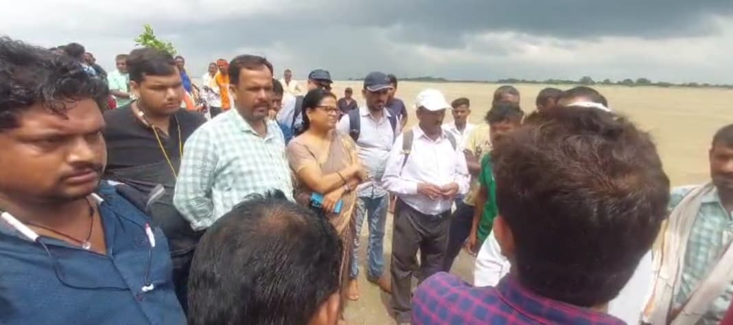 पटना में स्कूल जाने के दौरान सरकारी स्कूल के शिक्षक गंगा में डूब गए..