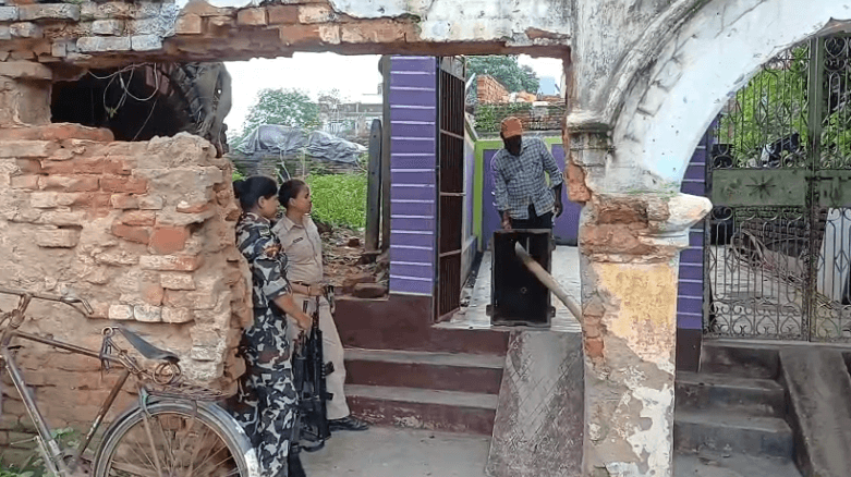 मुखिया के घर से मिला अवैध हथियार का जखीरा...