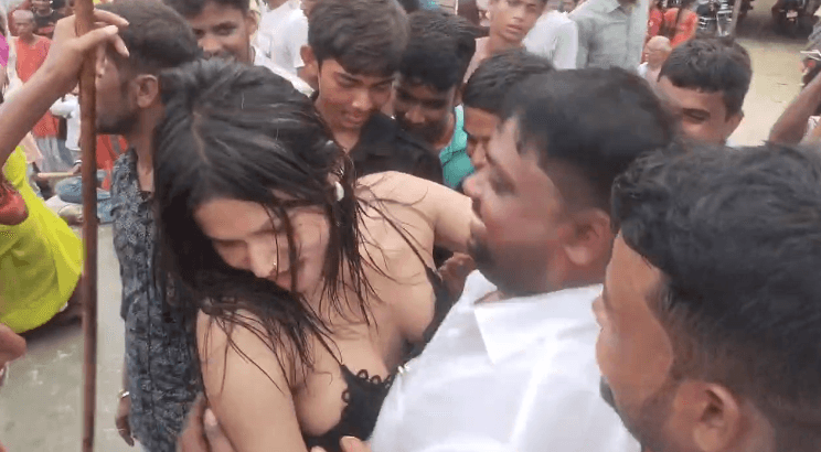 ए मुखिया जी मन होखे त बोली नहीं तो कोई बारादास वाला गोली... मुखिया जी ने ऑर्केस्ट्रा गर्ल संग मंच पर लगाए ठुमके... देखें Video...