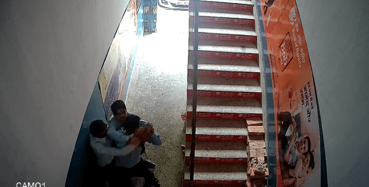 Patna News : कल्याण ज्वेलर्स के दो कर्मचारियों से दिनदहाड़े लूट की प्रयास, मारपीट के दौरान फायरिंग...