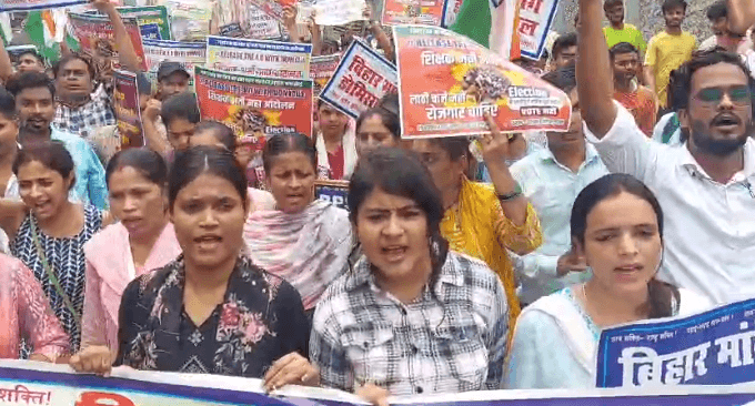 TRE 4 With Domicile: पटना में प्रदर्शन पर उतरे छात्र, Dilip Kumar ने कहा- Domicile पर हो फैसला, CM Nitish...