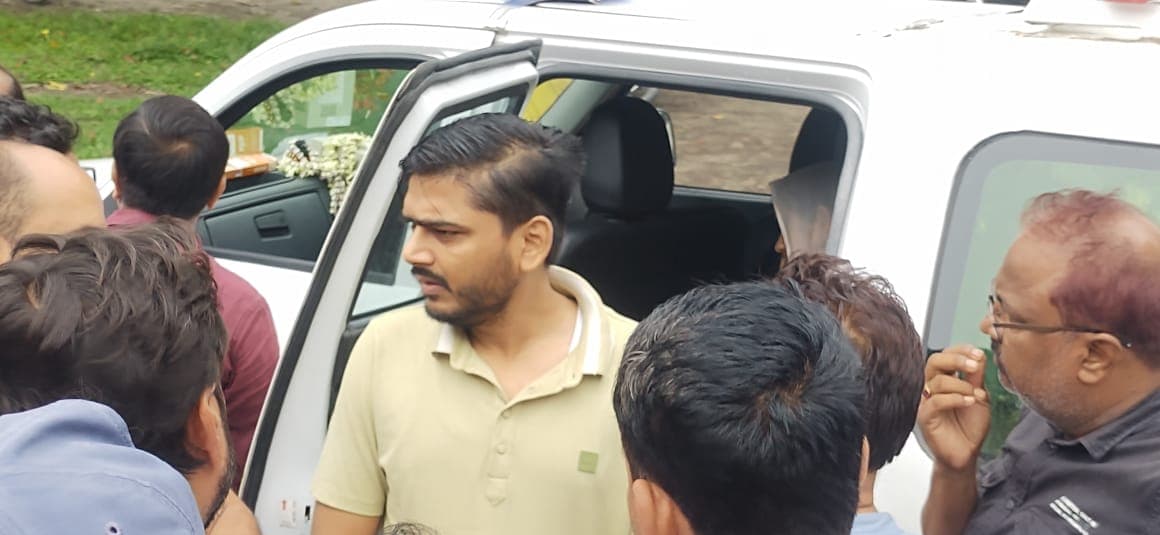 "काम का बोझ और प्रशासनिक दबाव बना मौत की वजह! कटिहार के शिक्षक की ब्रेन हेमरेज से मौत, परिजनों और शिक्षक संघ ने उठाए सवाल...