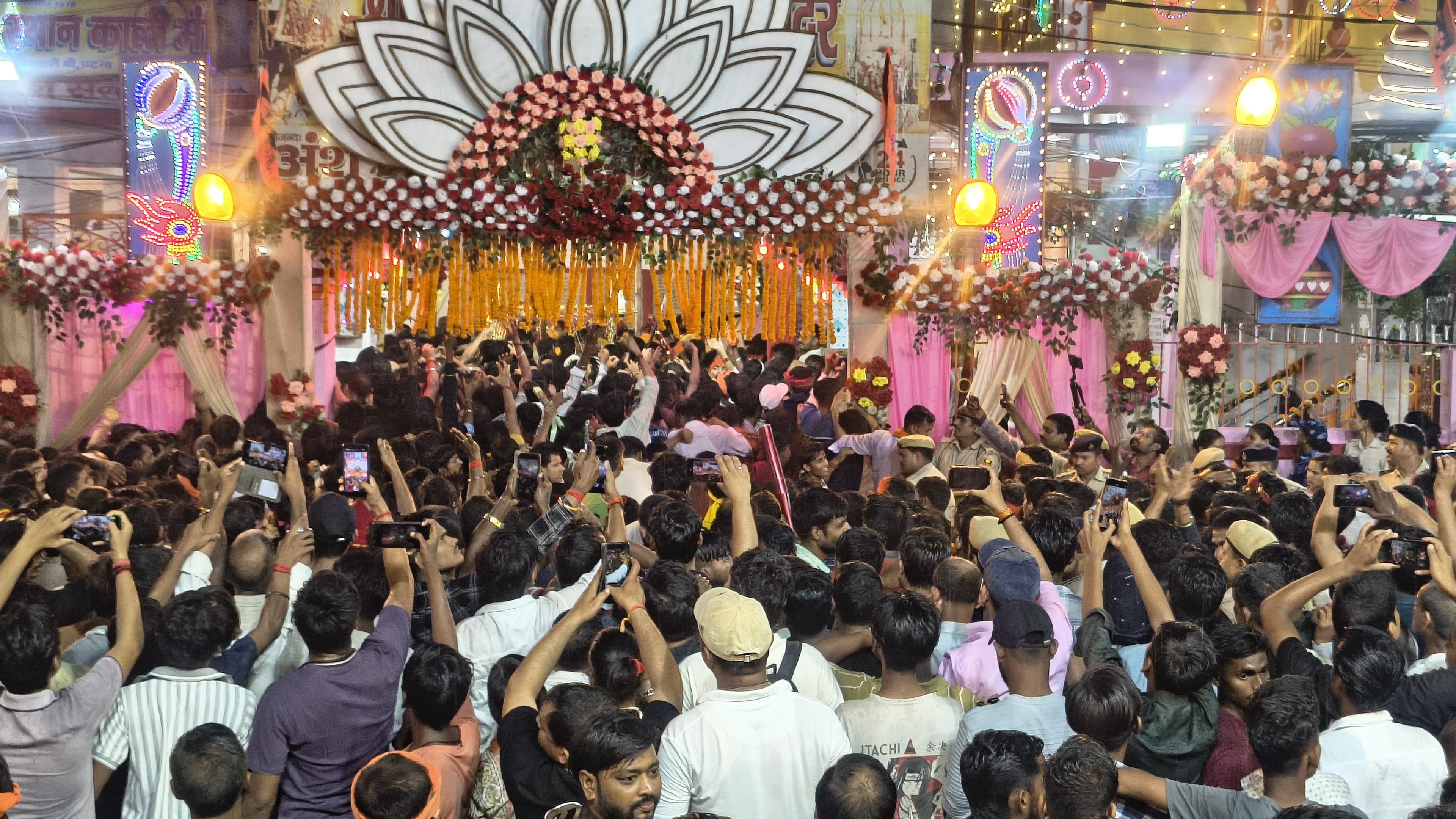 खप्पड़ यात्रा में लाखों की संख्या में श्रद्धालुओं ने लिया भाग, मां शीतला की डाली को खप्पड़ में...