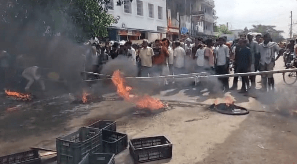 Hajipur News : बारिश से सड़कों की हालत बदहाल, जलजमाव से लोग परेशान...सड़क जाम कर किया आगजनी