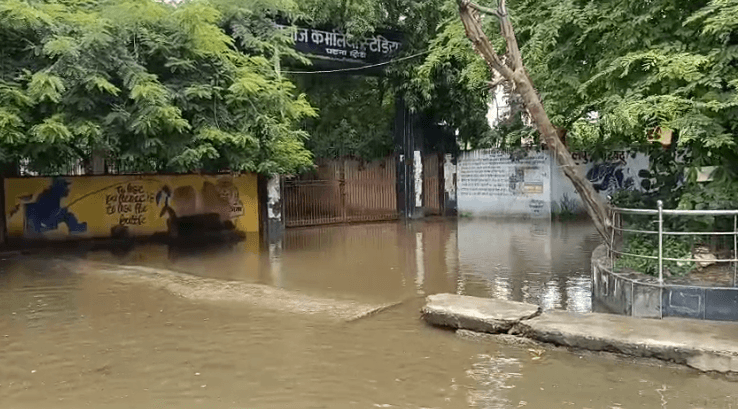 पटना सिटी का ऐतिहासिक मंगल तालाब बना जलजमाव और गंदगी का गढ़, प्रशासन बेपरवाह !