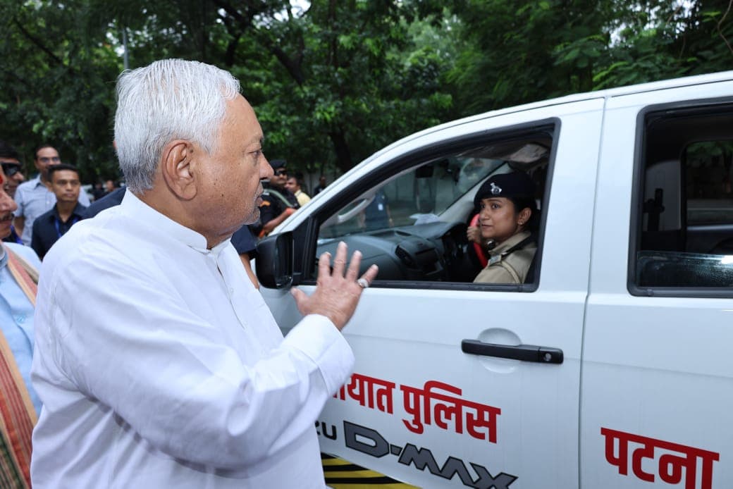 बिहार में ट्रैफिक सुधार की दिशा में बड़ा कदम, CM ने 71 नई पुलिस वाहनों को किया रवाना...