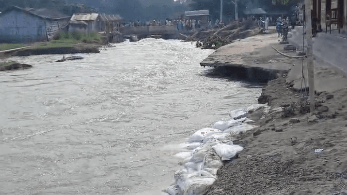बाढ़ का कहर : नवगछिया के सैदपुर दुर्गा मंदिर पर मंडराया खतरा, गंगा-कोसी के तेज बहाव से कटाव जारी...