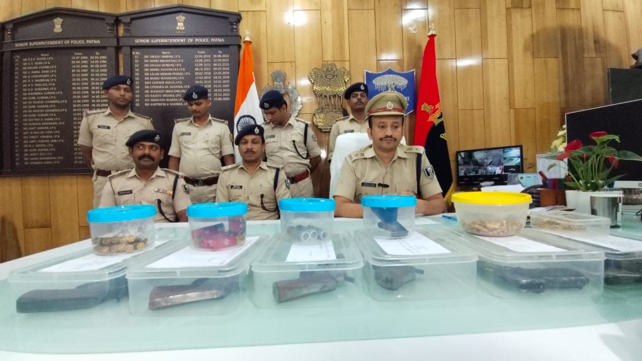 अंतर्राज्यीय कुख्यात अपराधी रौशन शर्मा और पुलिस के बीच मुठभेड़, मिनी गन फैक्ट्री का उद्भेदन...