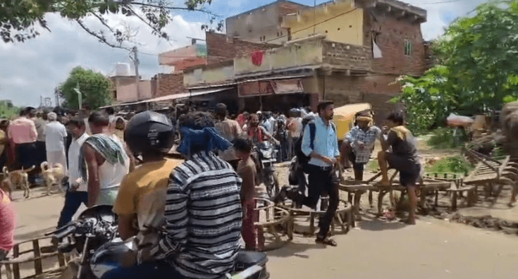 जलजमाव की समस्या को लेकर ग्रामीणों ने शकूराबाद मार्ग किया जाम...