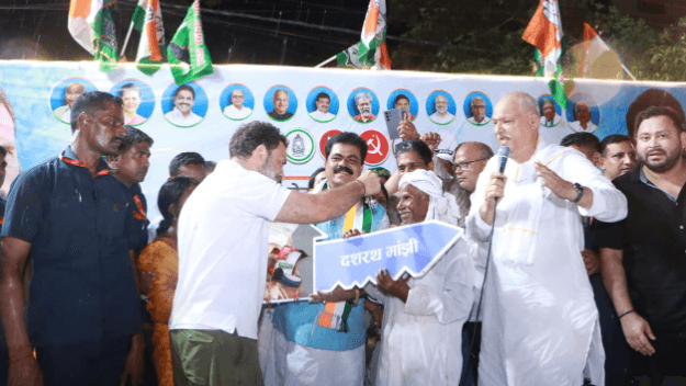 राहुल गांधी ने दशरथ मांझी के परिवार को सौंपी नए घर की चाबी, बनवाया पक्का मकान...