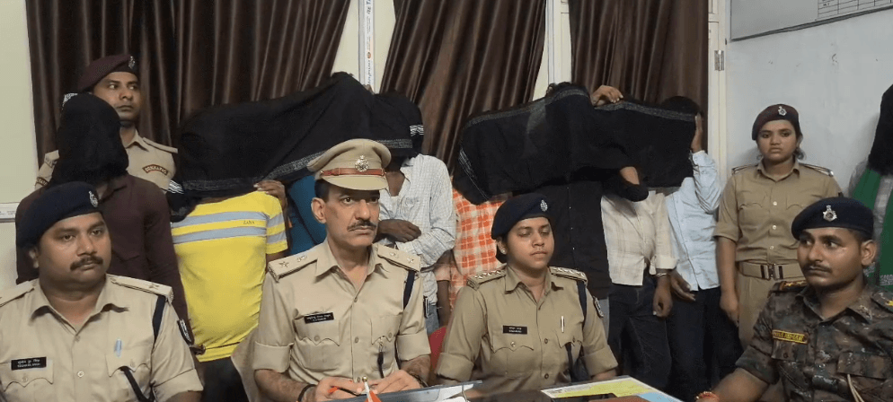 ऑपरेशन रेड में रेलवे पुलिस की बड़ी कार्रवाई, लाखों की विदेशी शराब बरामद, 11 तस्कर गिरफ्तार