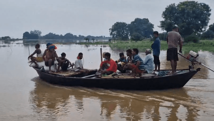 मुश्किल में फौजियों का गांव: मनेर के रतन टोला में बाढ़ का कहर, जुगाड़ नाव से हो रहा आवागमन