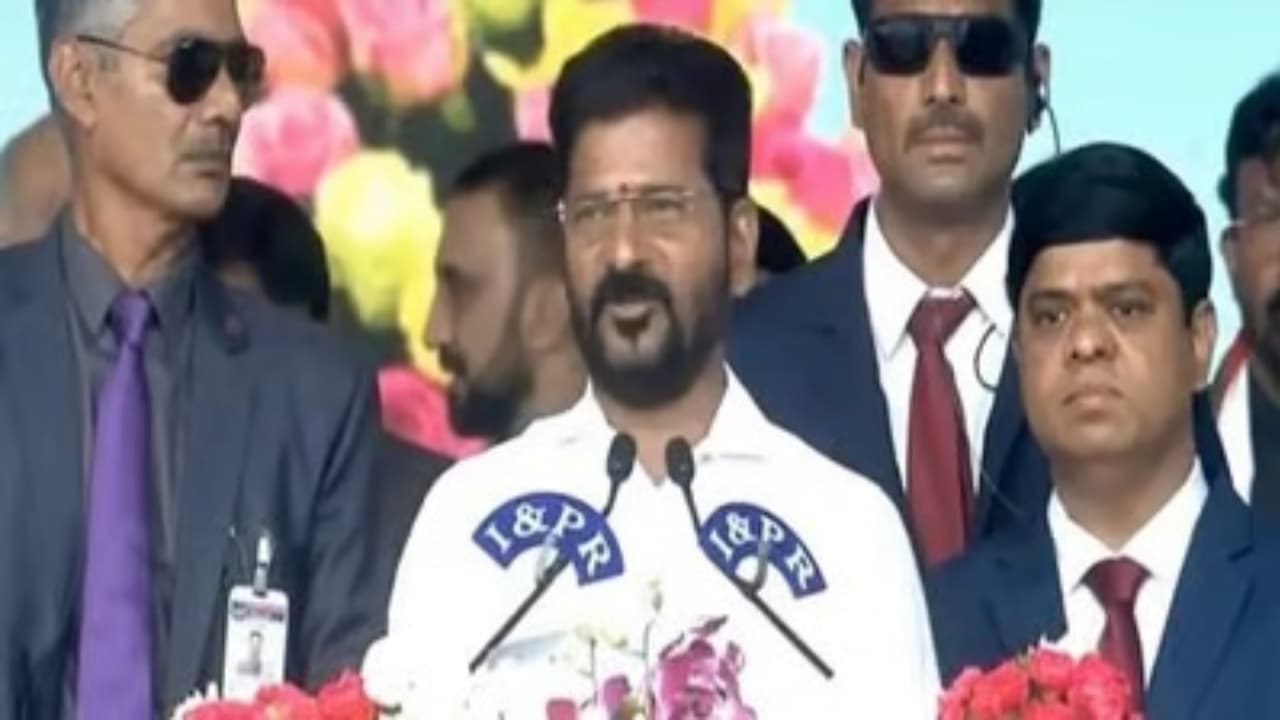 तेलंगाना के नए CM बने रेवंत रेड्डी, राहुल और सोनिया गांधी की उपस्थिति में ली शपथ