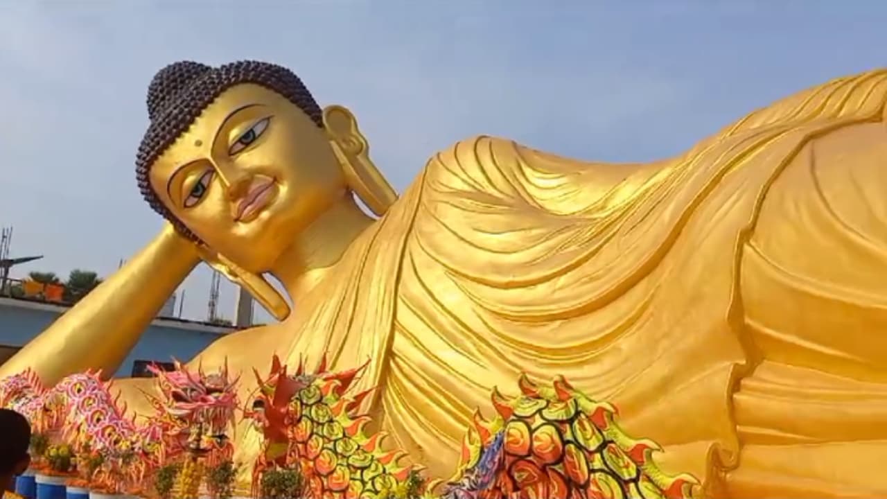 दुनिया के सबसे बड़े 100 फीट की लंबाई वाले महात्मा बुद्ध की प्रतिमा का उद्घाटन, विभिन्न देशों के श्रद्धालु हुए शामिल