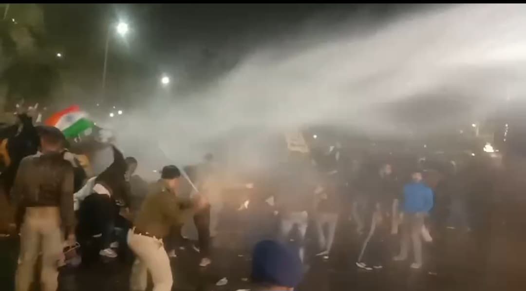 पटना में आंदोलनकारी BPSC अभ्यर्थी पर लाठी चार्ज...