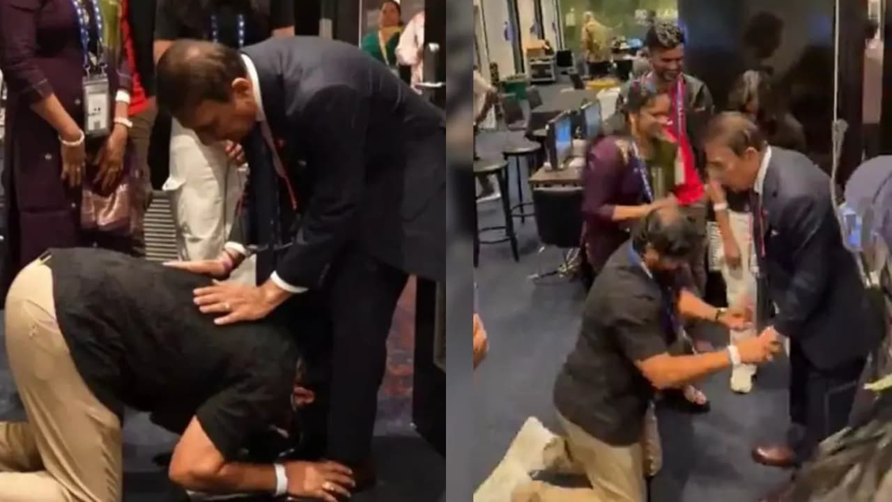 सुनील गावस्कर के चरणों में दिखे नीतीश के पिता, मां और बहन भी रहीं मौजूद