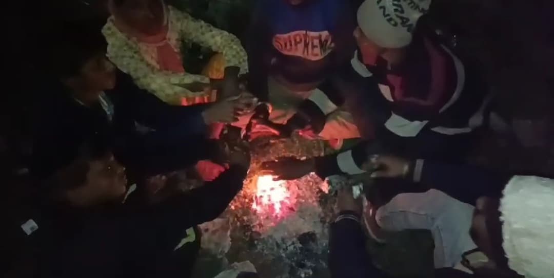 बारिश ने ठंड में बढ़ाई कंपकपी, धनबाद में रात में काम करने वालों की बढ़ गई मुसीबत.