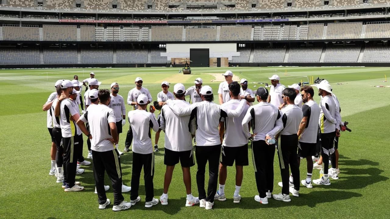 एडिलेड में हार के बाद फॉर्म में टीम इंडिया, तीसरे मैच में जीत के लिए बहा रहे पसीना