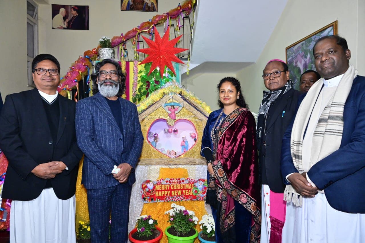 मुख्यमंत्री हेमन्त सोरेन एवं विधायक कल्पना सोरेन आर्चबिशप हाउस पहुंचकर आर्चबिशप से मुलाकात कर क्रिसमस पर्व की बधाई एवं शुभकामनाएं दी...
