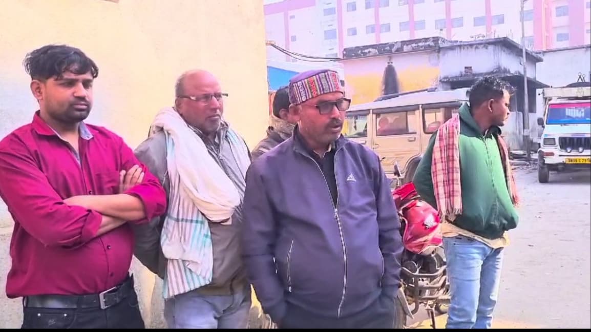 पश्चिम चंपारण में पत्नी और बेटी की दर्दनाक मौत,खुद गंभीर रूप से झुलसा..