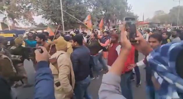 पटना में भाजपा-कांग्रेस कार्यकर्ताओं में सड़क पर खूब चले लाठी-डंडे, कई लोग हुए चोटिल