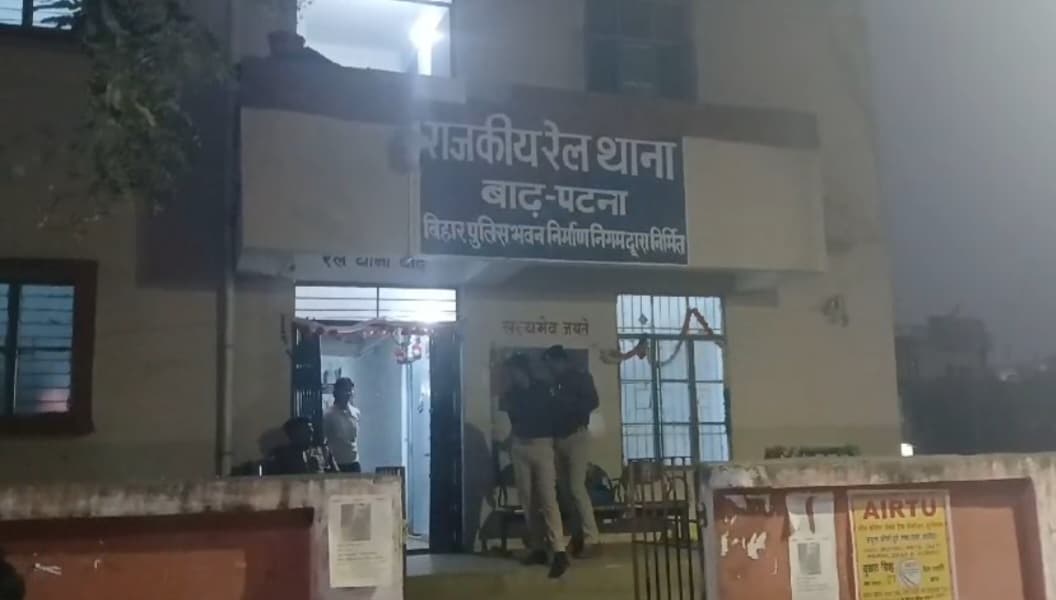 पटना के बाढ़ में छापेमारी करने गई पुलिस पर शराब धंधेबाजों ने की फायरिंग..