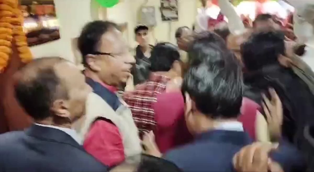 रक्सौल नगर परिषद में उद्घाटन करने गए बीजेपी सांसद संजय जायसवाल का हुआ विरोध