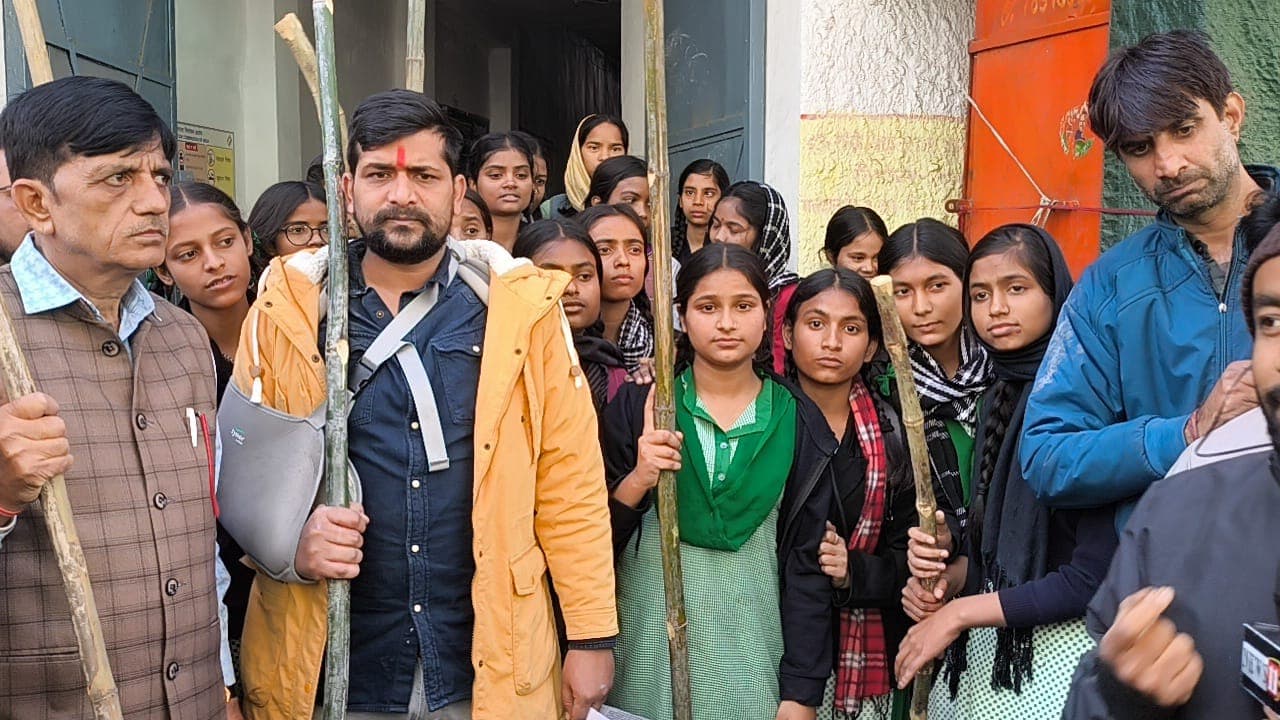 रांची में सरेआम स्कूली छात्राओं के साथ छेड़खानी का वीडियो आया सामने, सीएम हेमंत सोरेन ने दिया आदेश, पुलिस आई हरकत में....