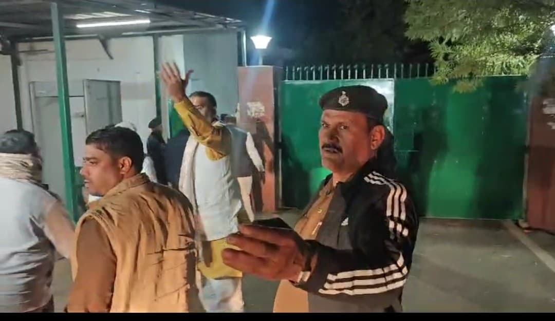 योगी के मंत्री पहुंचे लालू यादव के आवास