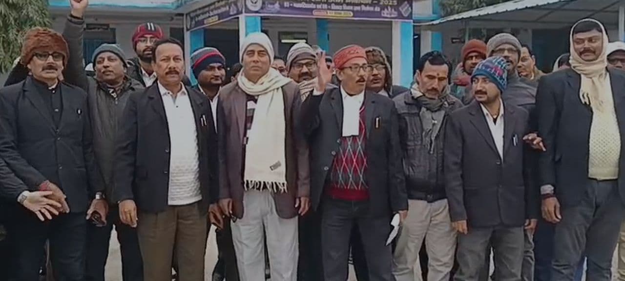 रेल दंडाधिकारी न्यायालय की बहाली समेत कई मांगों पर अधिवक्ताओं का हल्ला बोल।