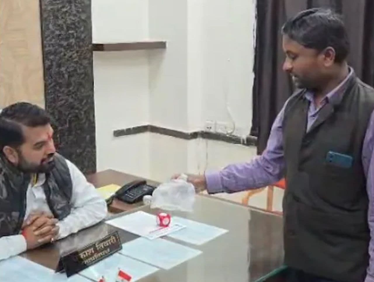 शिकायत नहीं सुन रहे थे अधिकारी तो पैकेट में मच्छर पैक कर नगर निगम कार्यालय पहुंच गया शख्स, अधिकारियों ने कहा...