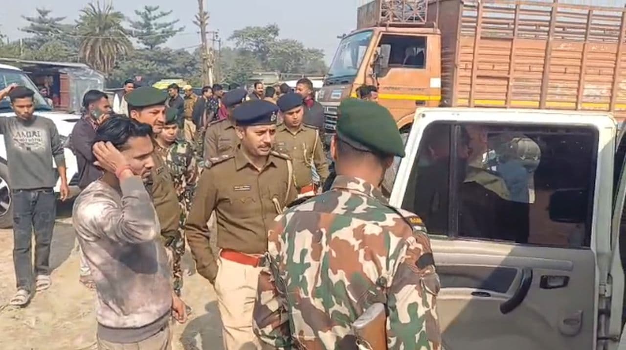 मुजफ्फरपुर में दिनदहाड़े हथियार के बल पर 17 लाख की लूट, हथियारबंद बदमाशों ने...