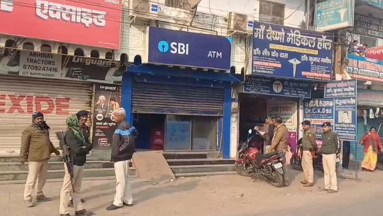 मुजफ्फरपुर में SBI ATM काट चोरों ने उड़ाये 25 लाख, CCTV फूटेज के आधार पर जांच में जुटी पुलिस...