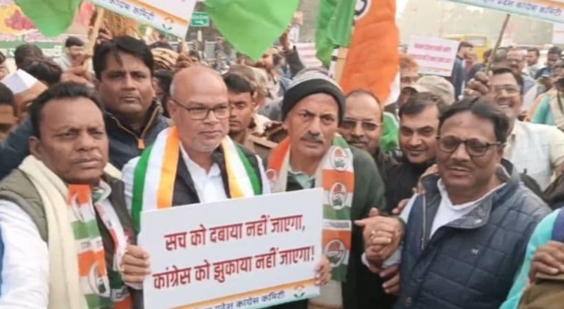 कांग्रेस कार्यकर्ताओं का विरोध प्रदर्शन, पीएम मोदी का पुतला जलाया