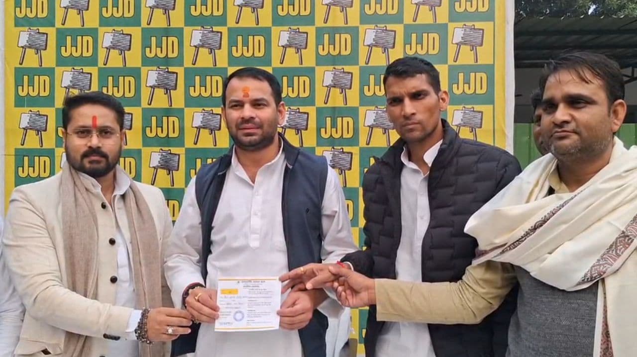 सदस्यता अभियान की शुरुआत करते हुए तेज प्रताप ने इशारों में ही तेजस्वी पर साधा बड़ा निशाना, कहा 'हार के बाद...'