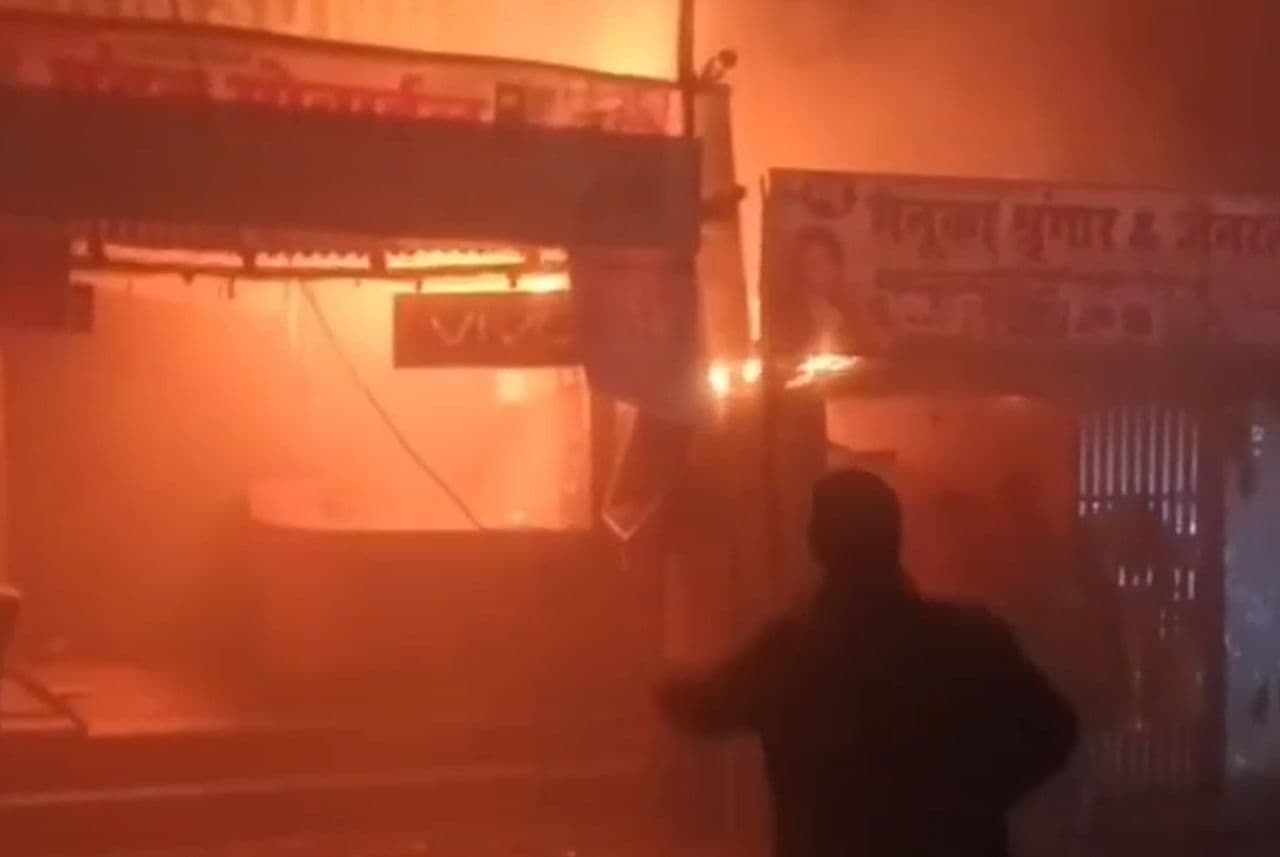 सोते रहे दुकानदार, जल गई दुकानें - लाखों का सामान राख