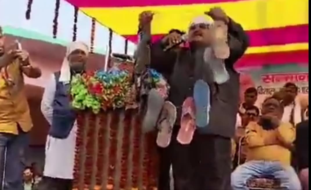 अपने सम्मान समारोह में जूते-चप्पल की माला लेकर पहुंचे बिहार सरकार के पूर्व मंत्री, वीडियो वायरल..