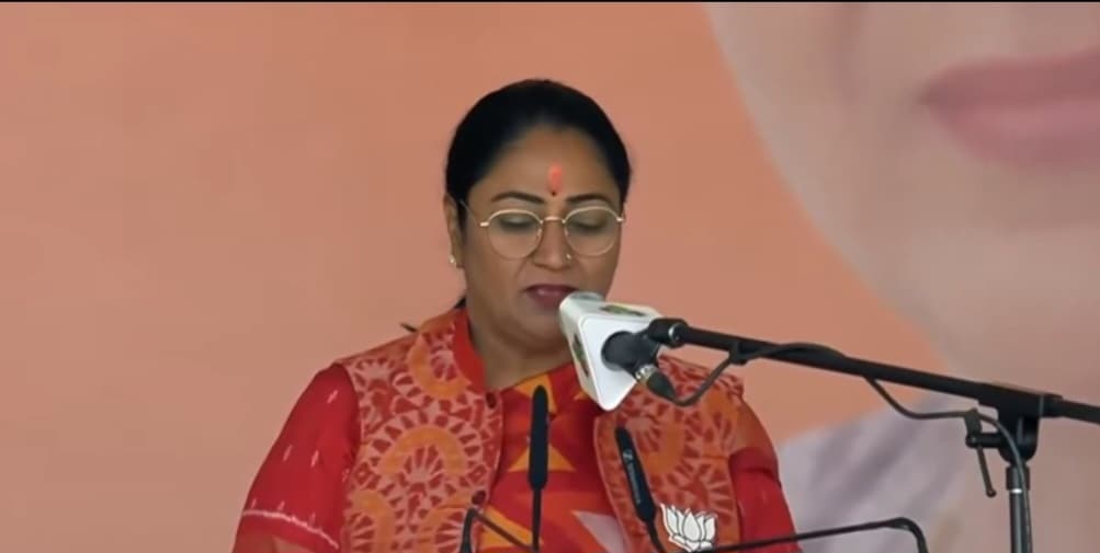 दिल्ली में रेखा राज शुरु , रामलीला मैदान में मंत्रियों के साथ ली मुख्यमंत्री पद की शपथ