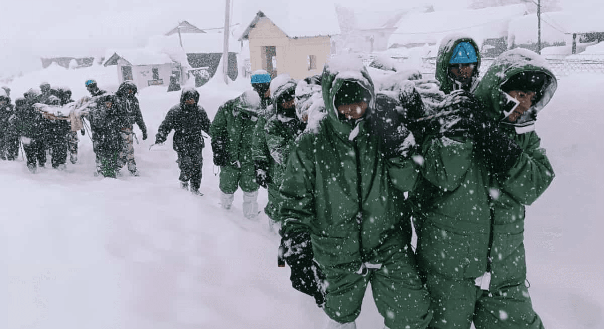 ग्लेशियर फटने से 40 से ज्यादा मजदूर फंसे, संबंधित परिवार में मचा कोहराम.