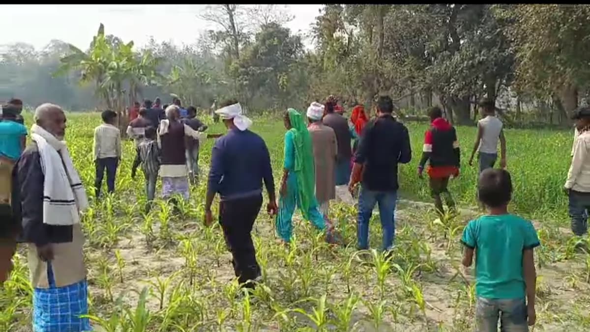 सहरसा में अपने ही गांव के मकई खेत से एक युवती का शव और एक घायल अवस्था में मिली.