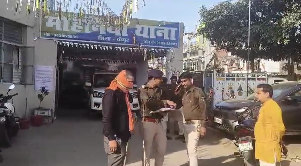 कैमूर डीएम के आदेश पर बड़ी कार्रवाई, सरकारी कंबल चुराते नाजीर रंगे हाथ गिरफ्तार.