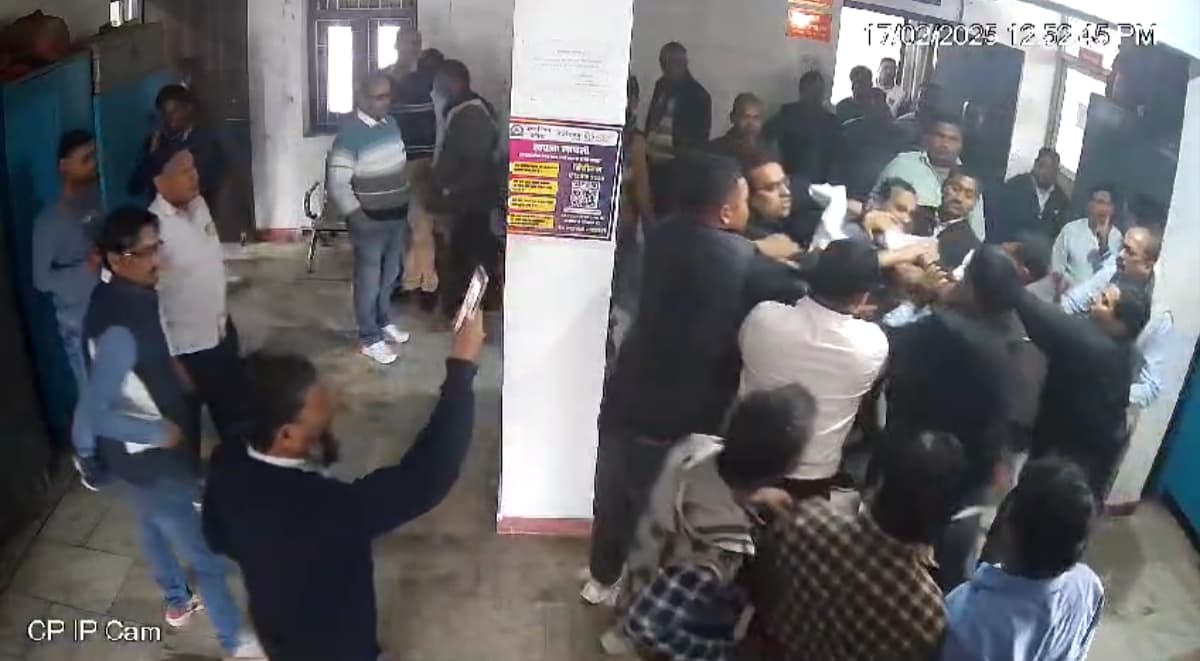 बेतिया नगर निगम कार्यालय में पार्षदों के बीच हाथापाई, CCTV मैं कैद हुई घटना..