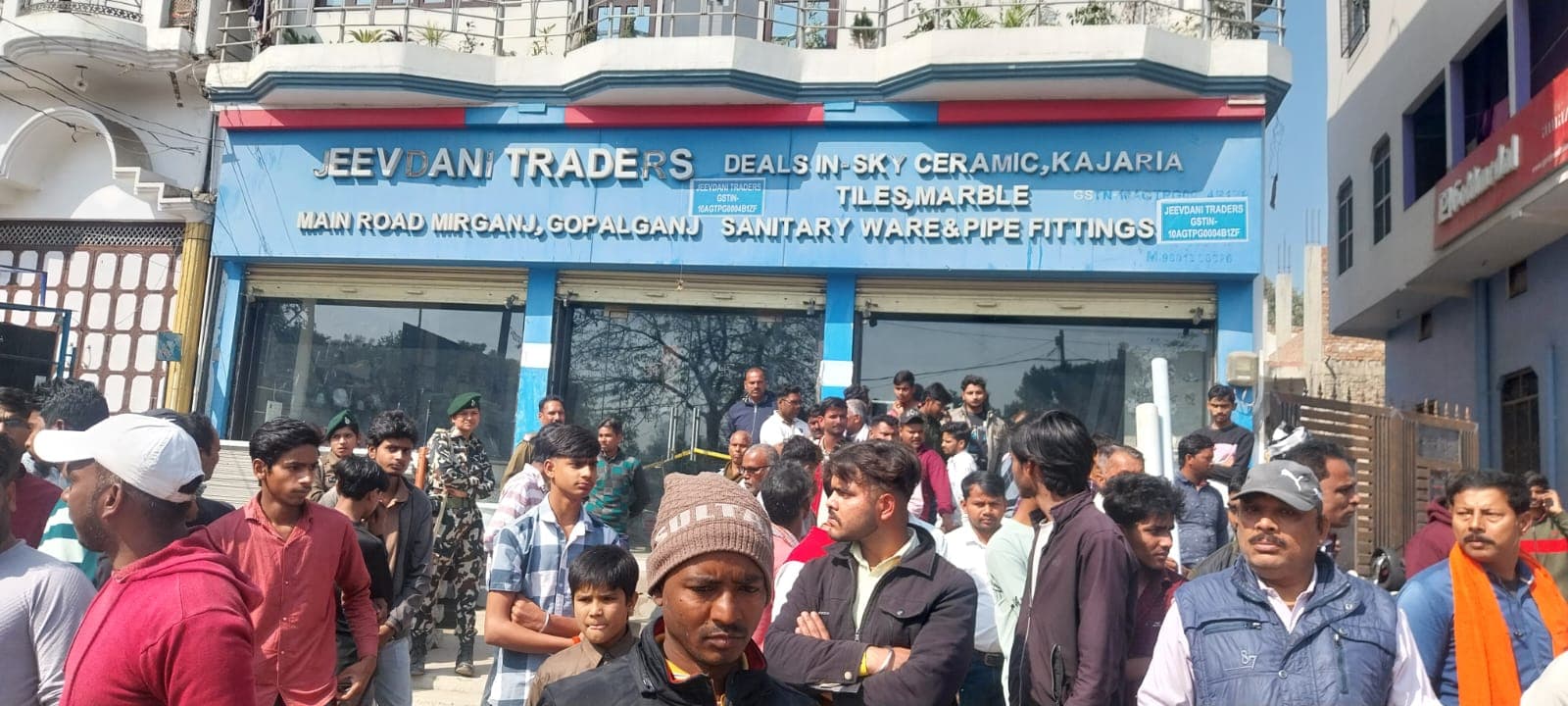 गोपालगंज में पहले मुखिया और अब उसके भाई की हत्या, साथ में रहे टाइल्स व्यवसायी को भी लगी गोली..