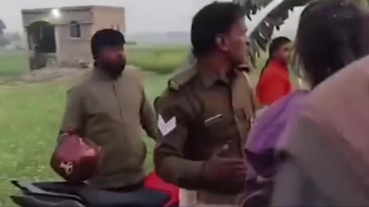 पूर्वी चंपारण में आक्रोशित लोगों ने पुलिसकर्मी को सरेआम मारा थप्पड़..
