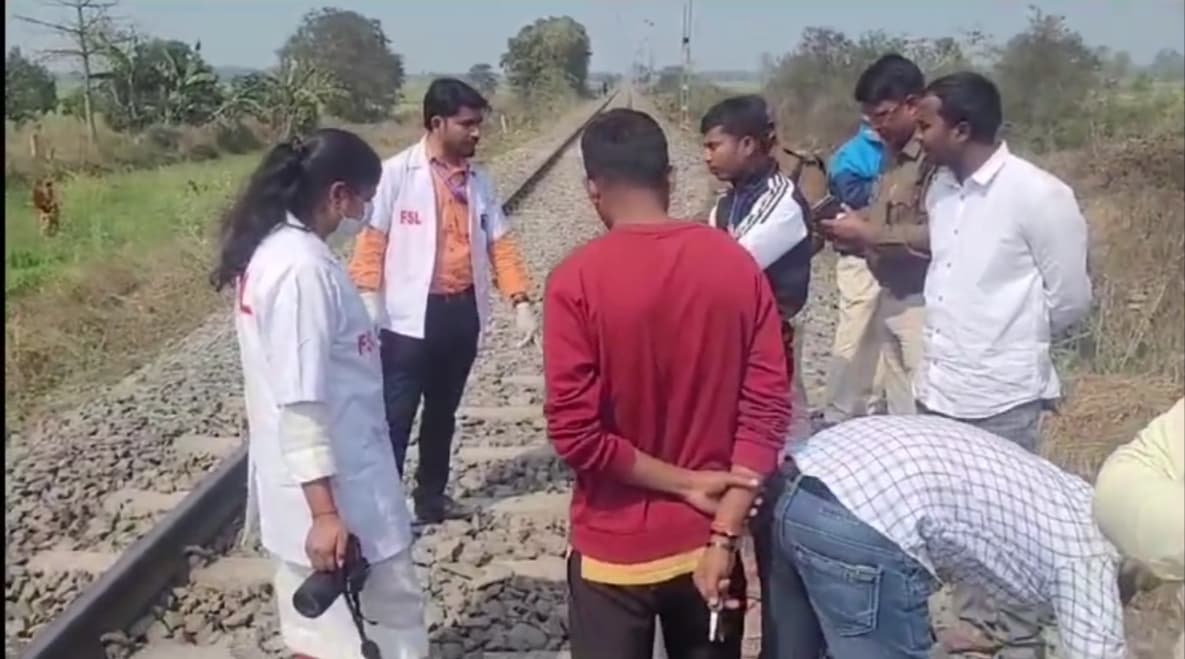 चाचा भतीजा का रेलवे ट्रैक पर मिला नग्न अवस्था में डेड बॉडी..