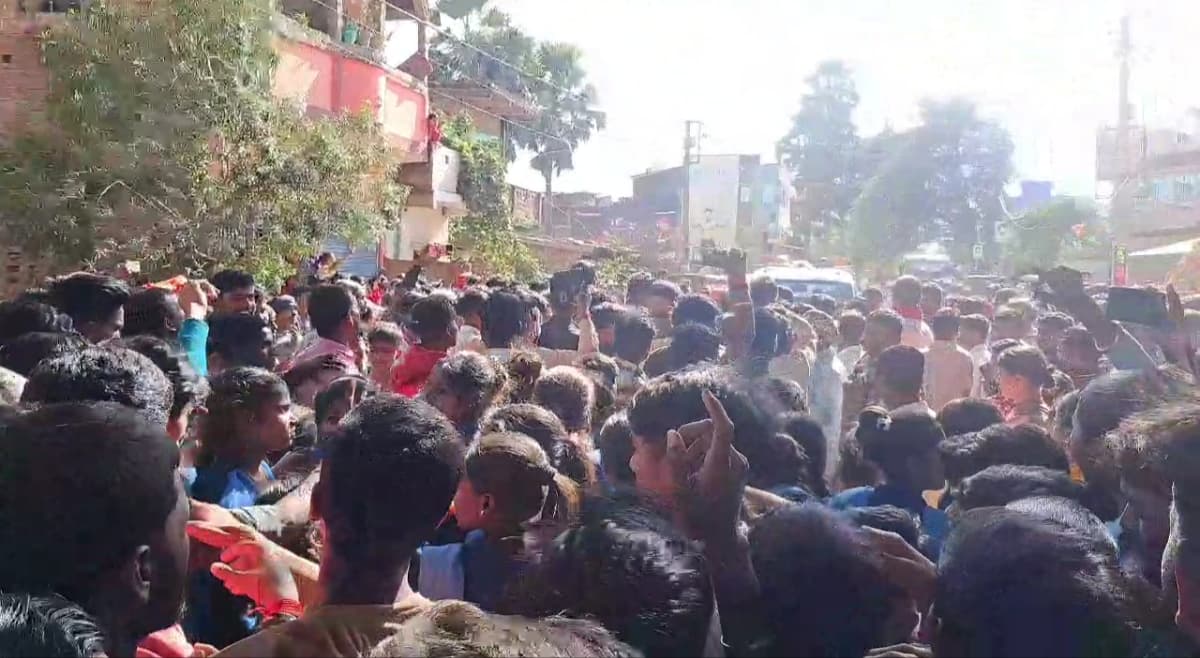 नवादा में प्रधानाध्यापक पर लगा छात्रा के साथ अश्लील हरकत का आरोप, हुआ बवाल.