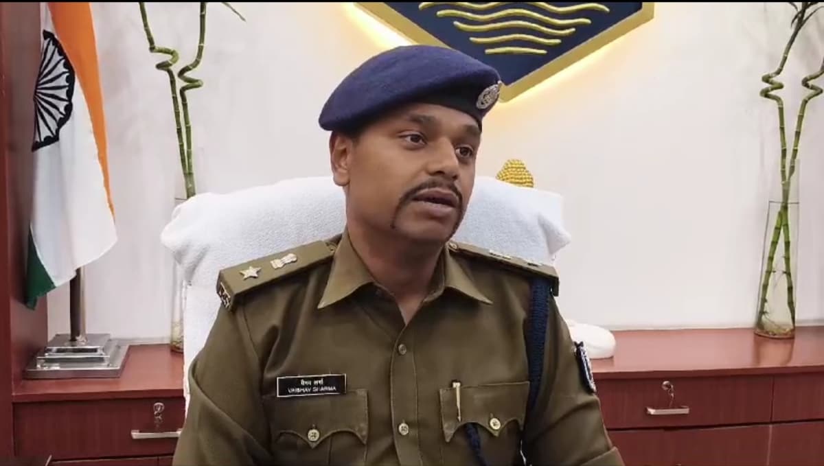 वीडियो वायरल होने के बाद कटिहार एसपी ने दरोगा से लेकर ड्राइवर तक को निलंबित किया..